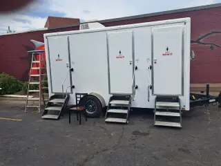 Three-station restroom trailer